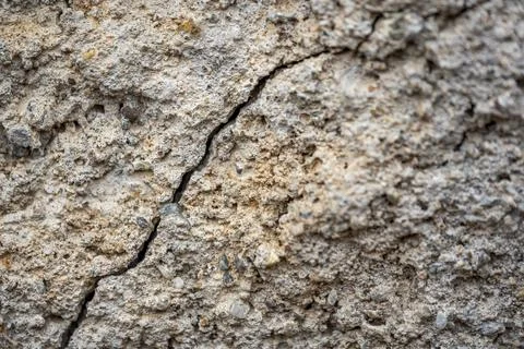 A cracked wall with a rough texture Stock-Fotos
