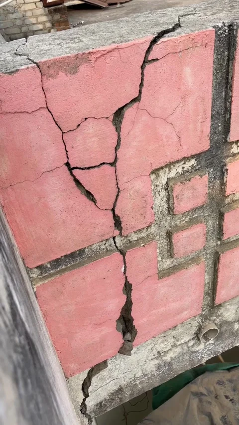 Cracked Wall Structure Showing Construction Damage and Weak Building Materials Stockbeeldmateriaal 321945216