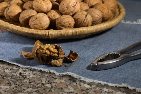 Cracked Walnut and Nutcracker Foto stock