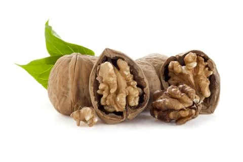 Cracked walnut with leaves Foto stock