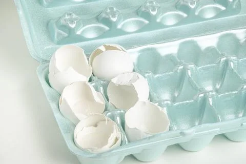 Cracked White Egg Shells On Styrofoam Tray Foto stock