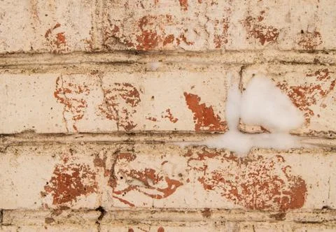 Cracked white plaster on old brickwork, close-up, grunge brick wall with spac Foto stock