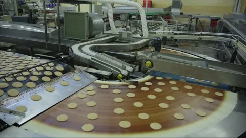 Crackers on a conveyor line make a 180 degree turn in a food factory Video stock 243822957