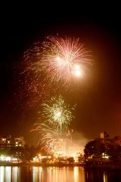 Crackers magnificent firework in sky reflection in Masunda lake at night fo.. Stock-Fotos