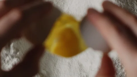 Cracking egg in flour macro shot Stock-Footage 128492595