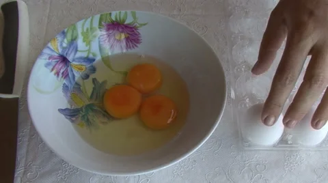 Cracking an egg Video stock 53817097