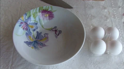 Cracking an egg Video stock 53817295