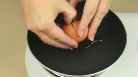 Cracking Egg In Frypan Video stock 32360502