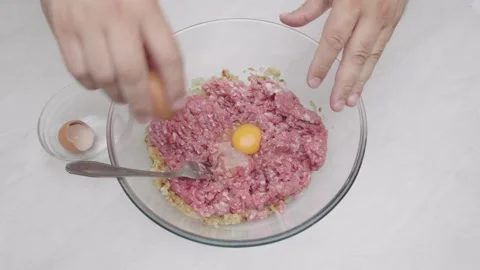 Cracking Egg Into Minced Meat Mixture Top View Vidéo 332811329