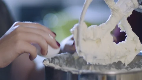 Cracking egg into mixer Video stock 102508286
