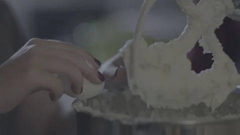 Cracking Egg into Mixer Super Slow Mo Видео 85068977