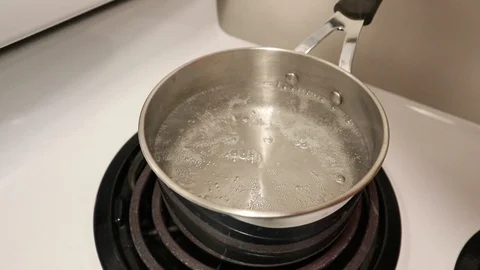 Cracking an egg into rapidly boiling water 動画素材 124719726