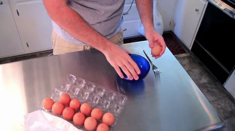 Cracking Eggs Video stock 29387147