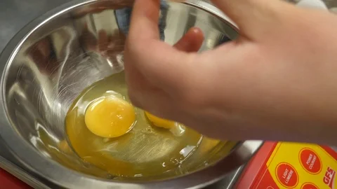 Cracking Eggs 動画素材 90867973