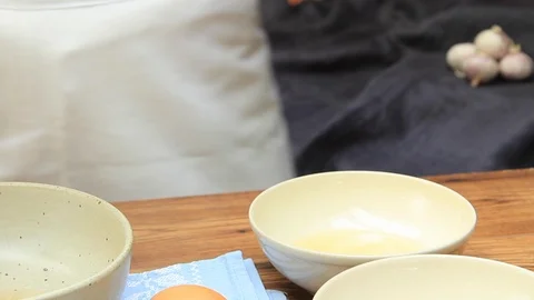 Cracking Eggs Stockbeeldmateriaal 122739735