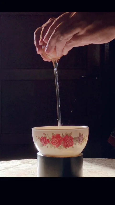 Cracking Eggs Video stock 321399362