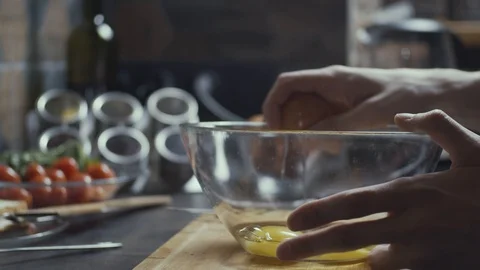Cracking eggs in plate Stock Footage 125948720