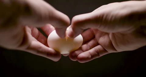 Cracking a farm fresh egg. Stock Footage 131569476