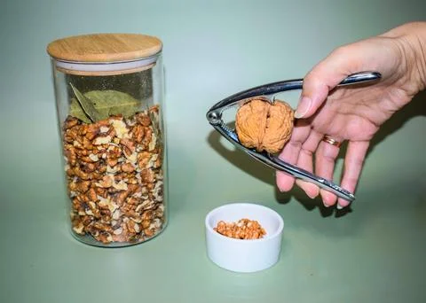 Cracking Walnuts with Nutcracker, Close-Up Food Preparation Foto stock