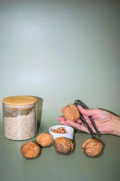 Cracking Walnuts with Nutcracker, Close-Up Food Preparation Foto stock