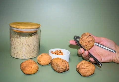 Cracking Walnuts with Nutcracker, Close-Up Food Preparation Foto stock