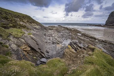 Crackington Haven folded layers of dark bluey grey mudstones, shales, and s.. Stock Photos
