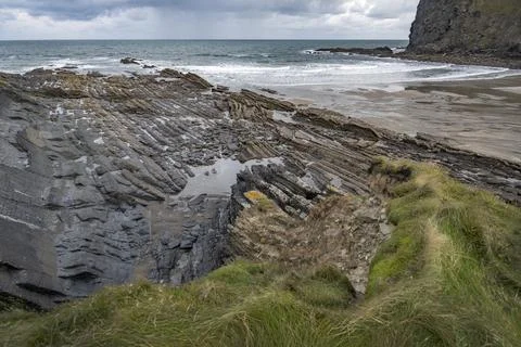 Crackington Haven rocks viewed at low tide Foto stock
