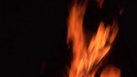 Crackling campfire with red flames during nighttime. Video stock 93226044