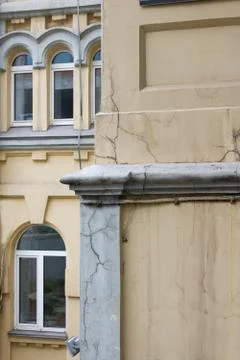 Cracks on the facade of the building Foto stock