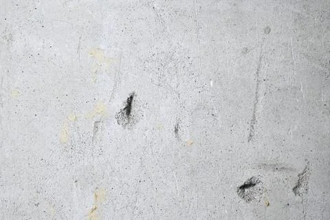 Cracks on the gray wall. Cement background. The concept of unfinished repairs. Stock-Fotos