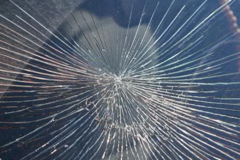 Cracks from the impact on the windshield of the car. Foto stock