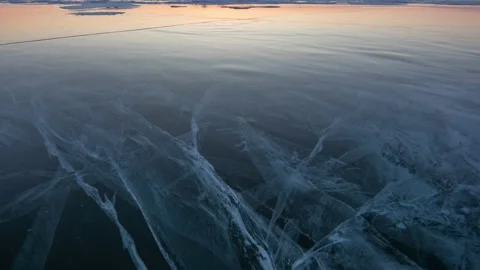 Cracks inside transparent ice on frozen Baikal lake. Vídeo Stock 175630331