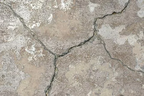 Cracks in the surface of a road or building wall Stock-Fotos