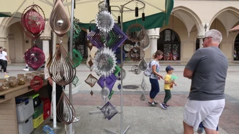 Cracow. Stall with moving mobile structures used as home decorations. Vidéo 160207223