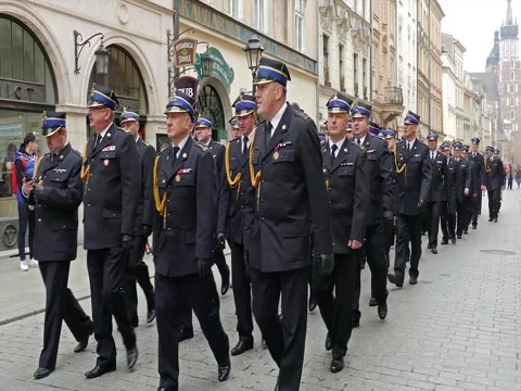 Cracow. Uniformed services during parade in the national constitution day Vidéo 75830247