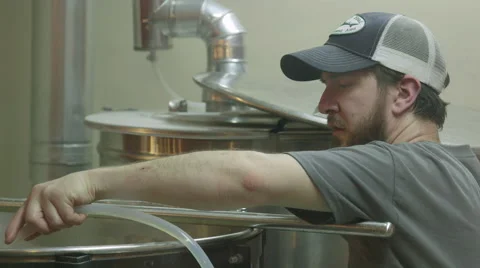 Craft Beer Brewer Working Over Large Brew Kettle at Brewery Vidéo 61502135