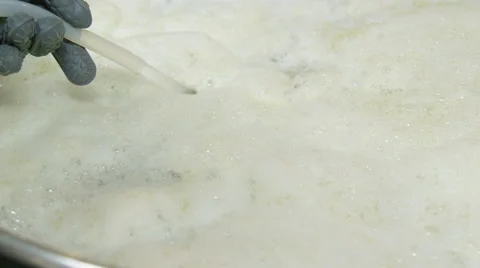 Craft Beer Brewer Working Over Large Brew Kettle at Brewery Vídeo Stock 61502345