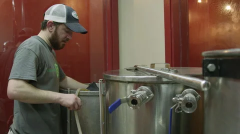 Craft Beer Brewer Working Over Large Brew Kettle at Brewery Vídeo Stock 61502361