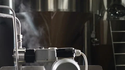 Craft brewing facility. Modern complex technological industrial equipment. A Vídeos de archivo 105492310