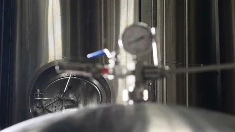 Craft brewing facility. Modern complex technological industrial equipment. A Vídeos de archivo 105493501