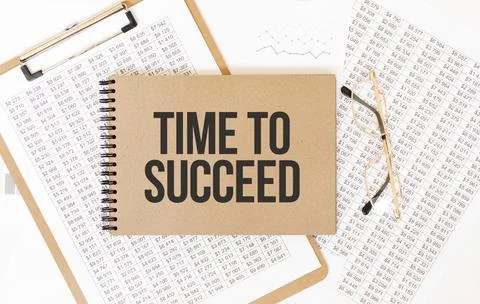 Craft colour notepad with text Time to succeed. Notepad with eyeglasses and t Stock Photos