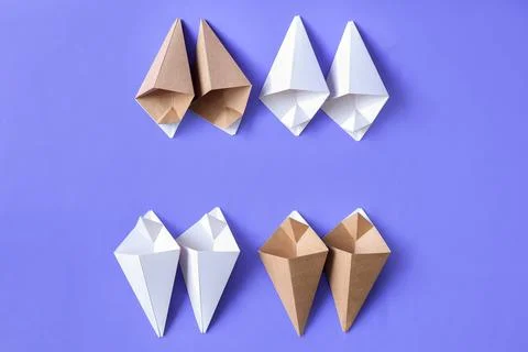 Craft food bags, triangular in shape, white and brown on a purple backgroun.. Foto stock