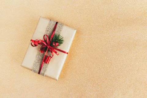 Craft gift box with spruce branch on a sparkle background. Holiday eco-friend Foto stock