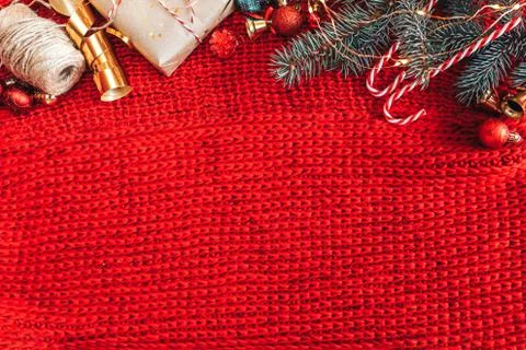Craft rustic present on knitted red background Foto stock