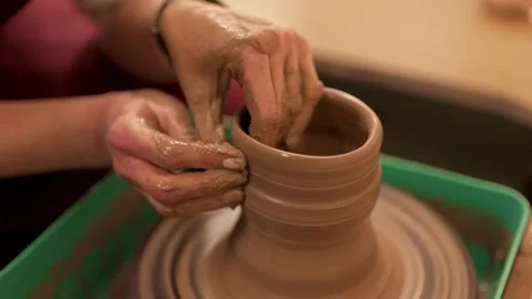 The craft of throwing clay on a potter's wheel. Vidéo 325610869