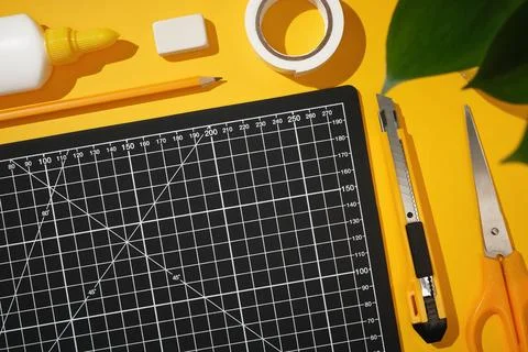 Craft tools, black cutting mat arranged neatly on a desk. Creative workspac.. 스톡 사진