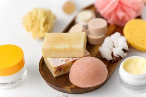 Crafted soap, sponge and wisp on wooden tray Foto stock