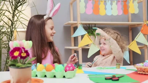 Crafting custom easter eggs. rafting Easter egg delights for kids. Traditional Vidéo 293239251