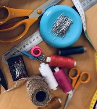 Crafting Essentials Arranged on a Table Showcasing Sewing Tools and Materials 库存照片