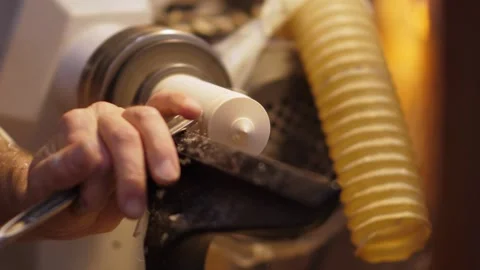 Crafting a Smooth Wooden Sphere Using a Lathe 動画素材 322951511